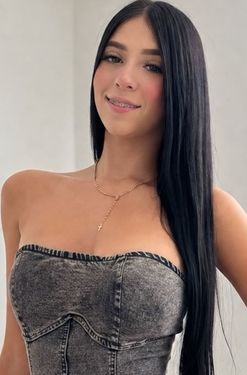 Aillene, 19 from Medellín, Colombia