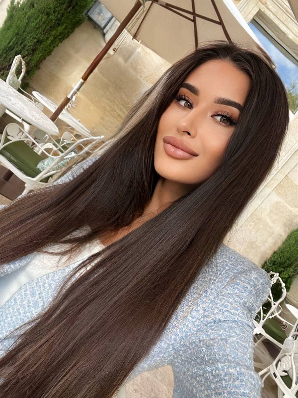 U yechindi va jinsiy azosini erkaladi. Yigit jinsiy aloqa paytida tishlaydi