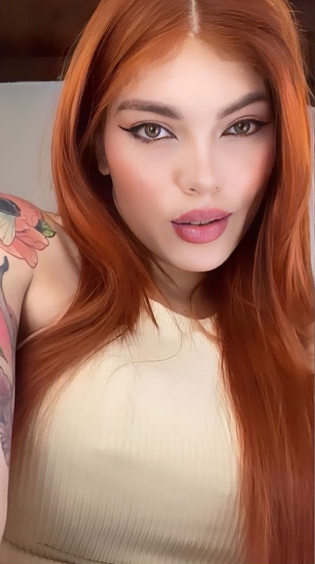 25 y.o. Laura from Medellín, Colombia Green eyes, Red Hair ID