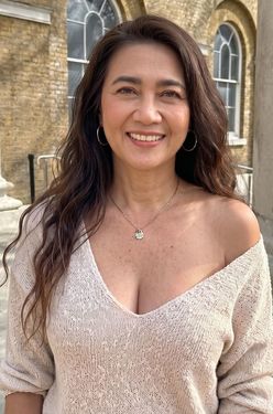 Monruedee, 44 from Bangkok, Thailand