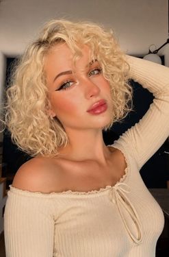 Yuliia, 24 from London, United Kingdom