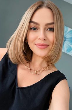 Olena, 43 from Bristol, United Kingdom