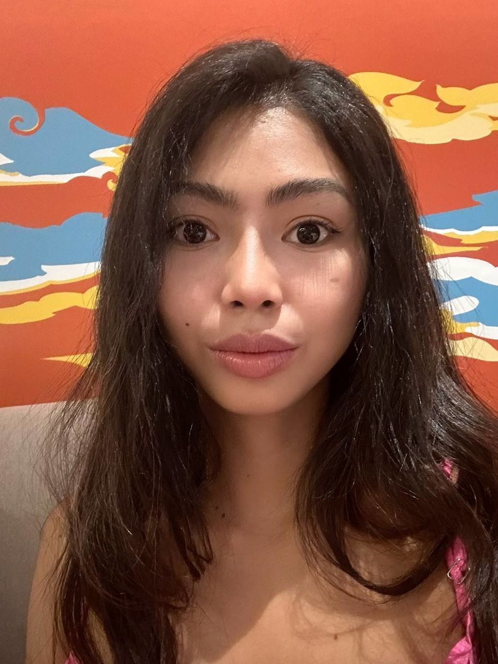 28 y o roselyn from phuket thailand hazel eyes black hair id